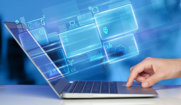 Hand tippt auf einem Laptop
